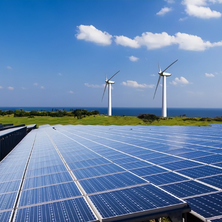 永兴岛上道路两旁路灯杆上的国旗灯箱格外耀眼