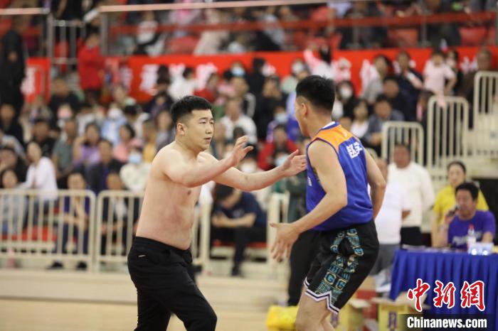 力量与智慧的碰撞：300余名摔跤好手在山西代县