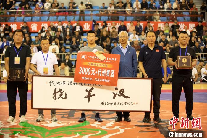 力量与智慧的碰撞：300余名摔跤好手在山西代县