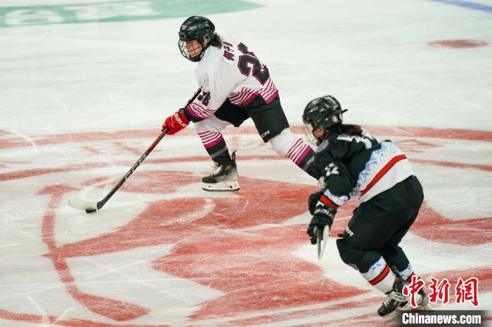 在哈尔滨体育学院大学生滑冰馆举行的2024年全国