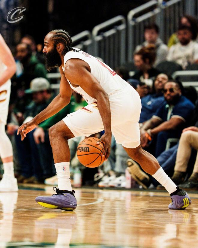 哈登27+5+6率队险胜 骑士双核联手击退雄鹿