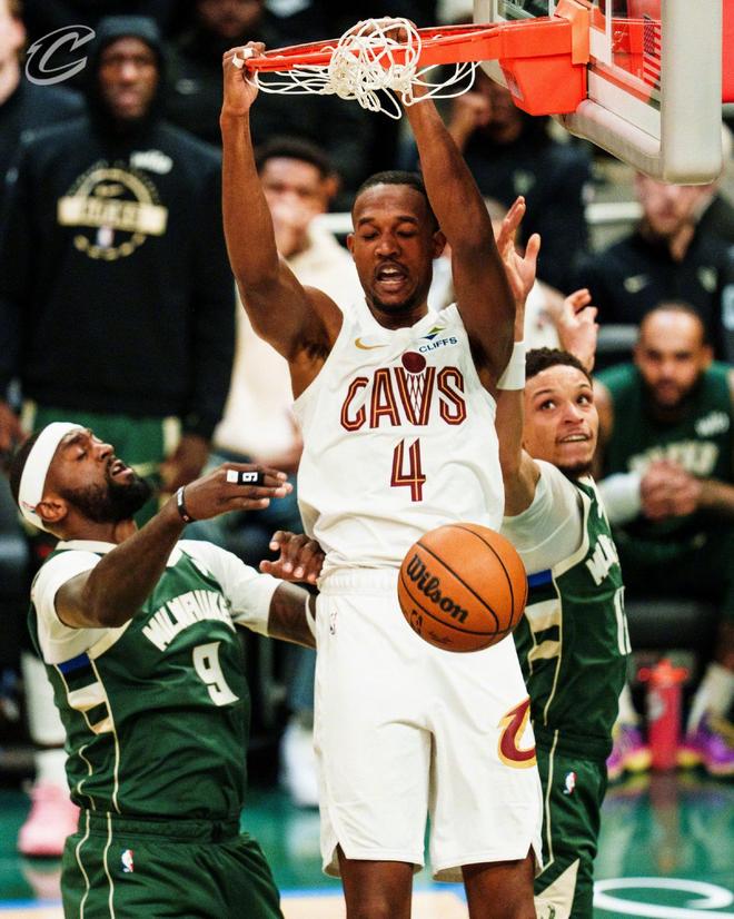 哈登27+5+6率队险胜 骑士双核联手击退雄鹿