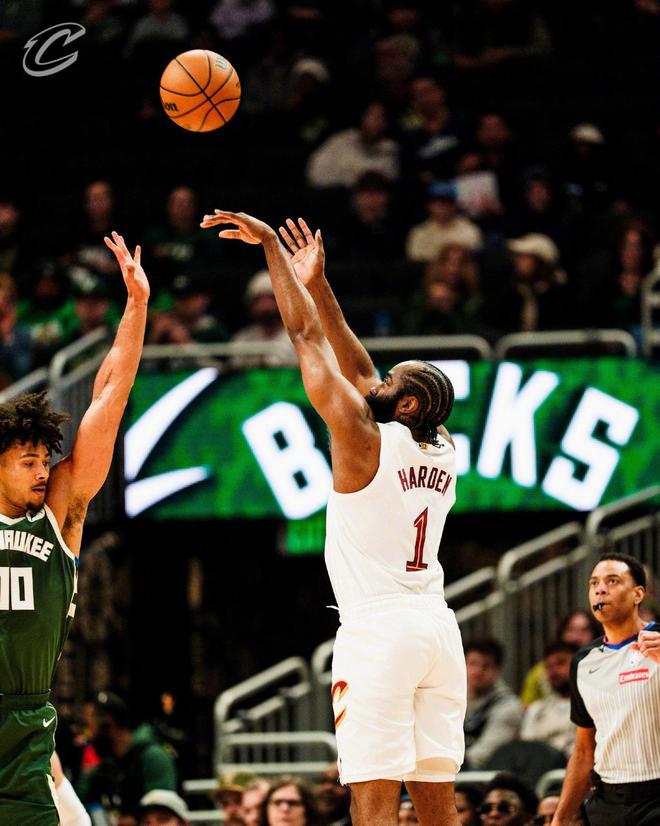 哈登27+5+6率队险胜 骑士双核联手击退雄鹿