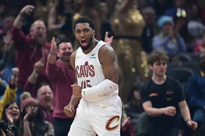 哈登27+5+6率队险胜 骑士双核联手击退雄鹿