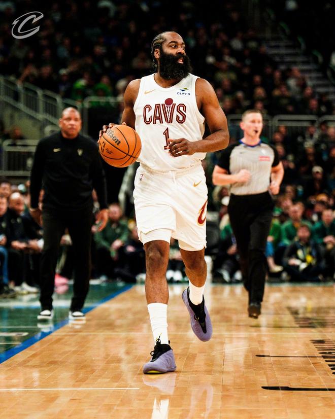 哈登27+5+6率队险胜 骑士双核联手击退雄鹿