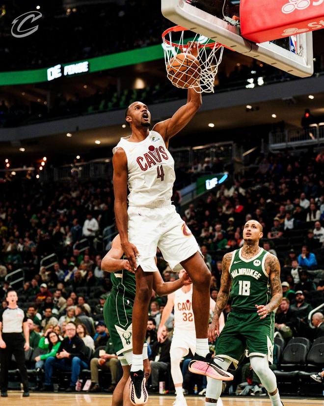 哈登27+5+6率队险胜 骑士双核联手击退雄鹿