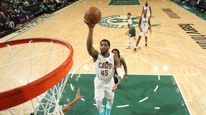 哈登27+5+6率队险胜 骑士双核联手击退雄鹿