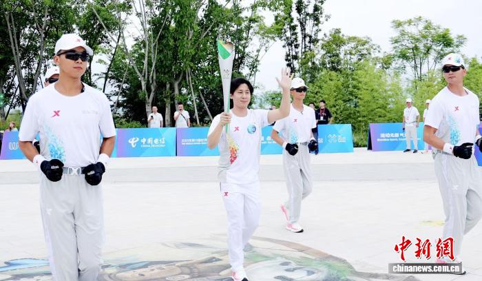 竹梦抵达成都熊猫基地，成龙携火炬登顶“笋子