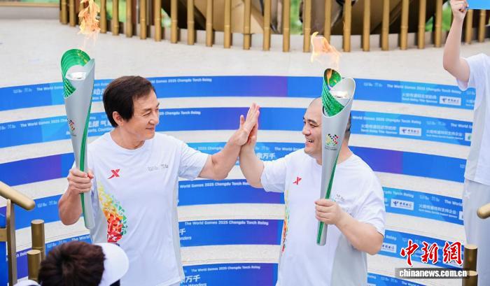 竹梦抵达成都熊猫基地，成龙携火炬登顶“笋子