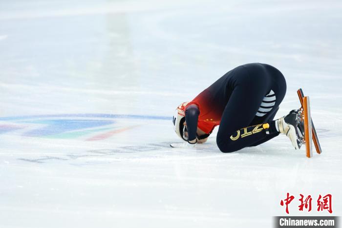 范可新三次亲吻冰面助中国队夺亚冬会短道速滑