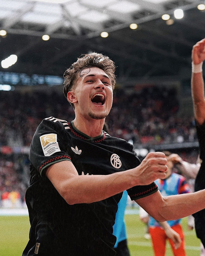 弗莱堡2-3拜仁慕尼黑：最后三分钟绝地反击创奇