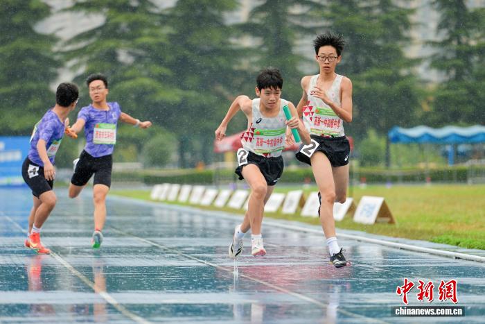 陕西青少年田径赛雨中开赛 78校1158名选手角逐